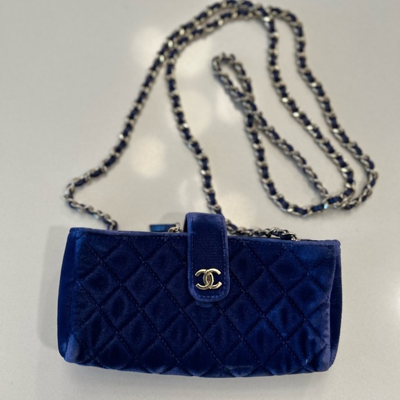 Chanel mini velvet cross body bag - Picture 3 of 3